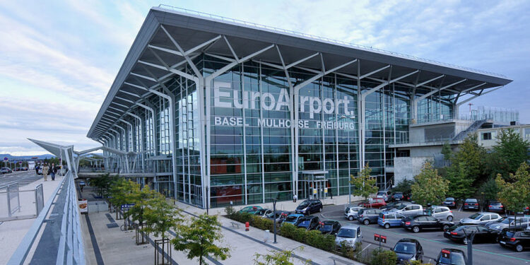 French-Swiss airport evacuated paio to bomb threat ahead of Olympics — RT World News