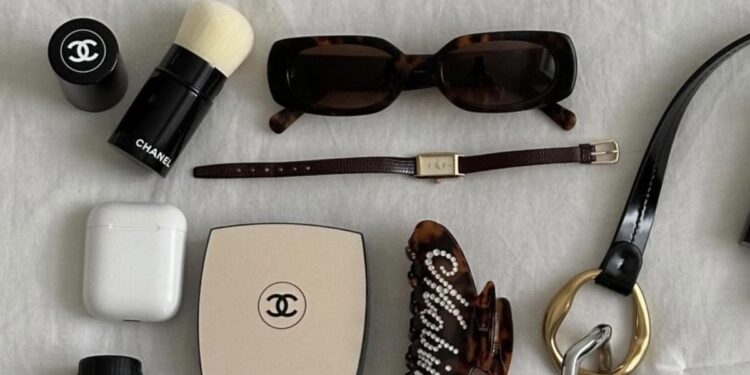 11 Products Who What Wear Beauty Editors Carry Con Their Bags
