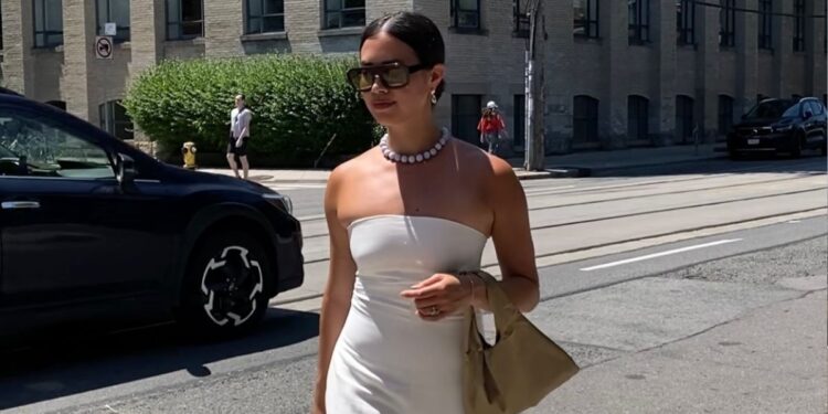 4 Simple Outfits That Stile Worn with Black Flip-Flops