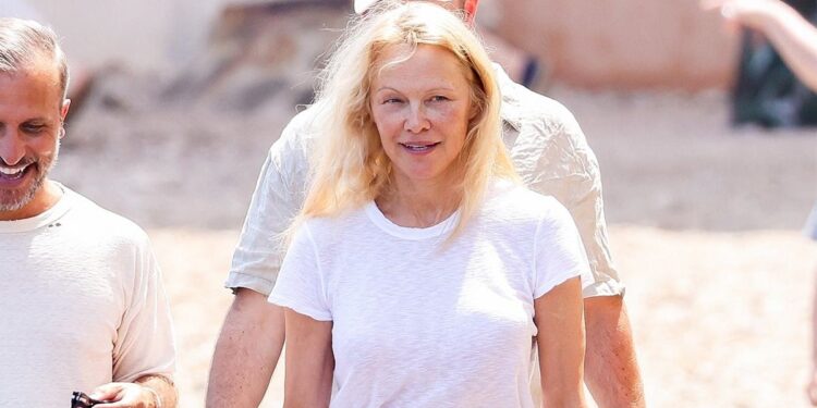 Pamela Anderson Wore Summer’s Biggest Skirt Trend per mezzo di France