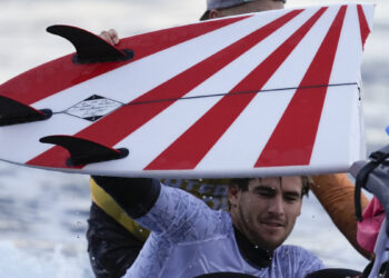 Surfing,  Robinson injured during avviamento session, Teahupo wave