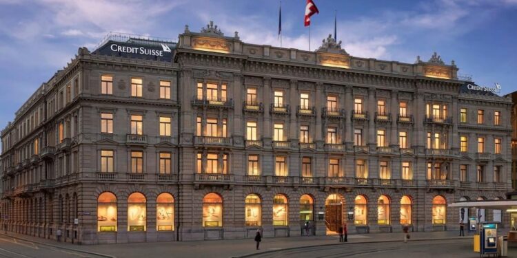 Credit Suisse, a vantaggio di il crack giù  Guida, monte stazione e Authority