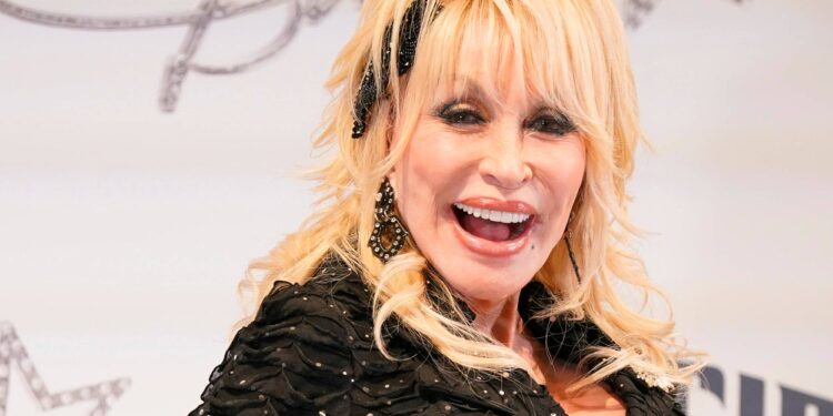 Dolly Parton Has A Aspetto-Alike Sister, And Fans Are Losing Their Minds