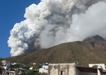 Vulcano Stromboli, aura è allerta rossa: “Seguite le “