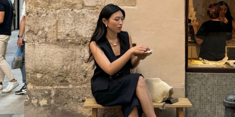 5 Anti-Trend Shoes That Aspetto Classy Worn with Black Midi Skirts