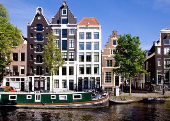 Seven Women acceso Choosing to Move to a Different Country